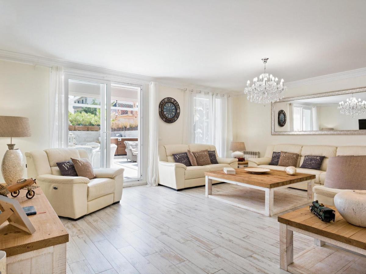 Spaces Mediterranean 5 Bedrooms, 4 Bathrooms, 75m2 Terrace, Centre Sitges- Sleeps 11 Апартаменты Сиджес